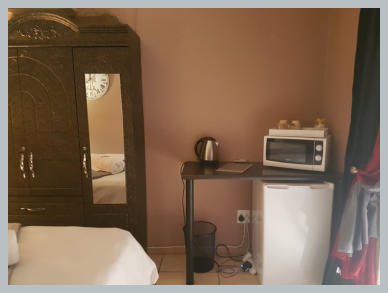 1 Queen bed, Sleeps 2