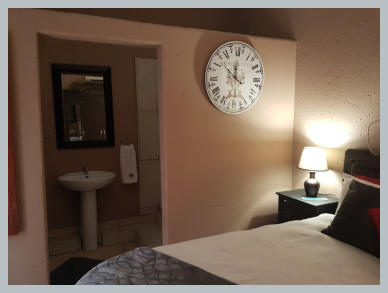 1 Queen bed, Sleeps 2