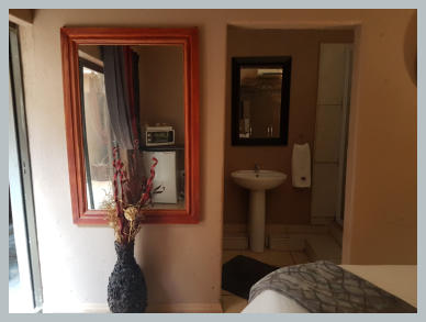 1 Queen bed, Sleeps 2